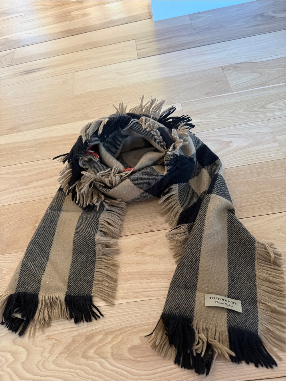 Women’s Burberry 100% Wool Scarf